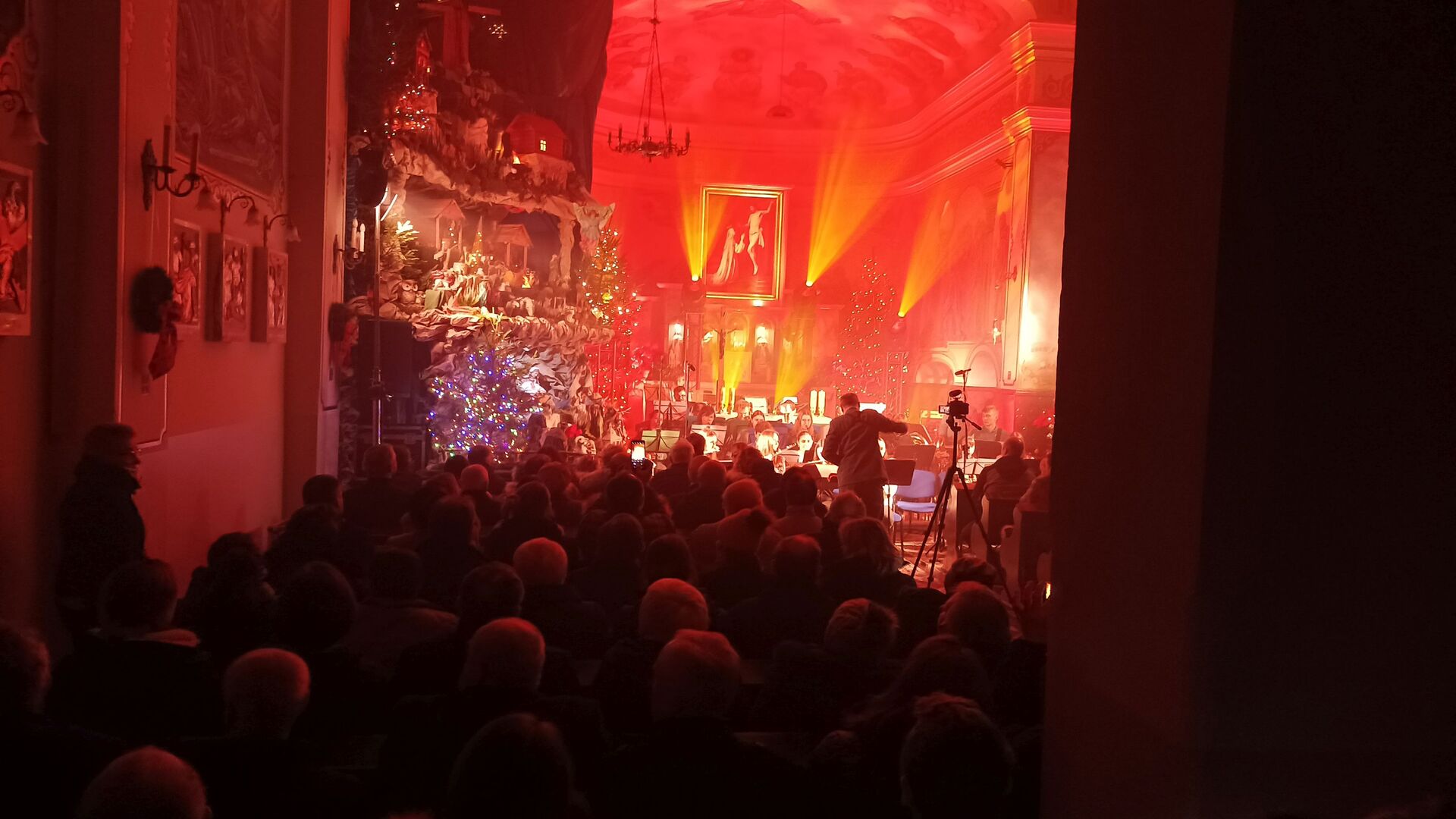 Alt="Zdjęcie przedstawia Koncert Kolęd, który odbył się 14 stycznia 2024 w Kościele pw. Św. Jadwigi w Jeżowej. Wystąpiły: Mała Orkiestra Dęta z Ciasnej, Gminna Orkiestra Dęta z Ciasnej wraz z wokalistami z GokVoice oraz Zespół "Goralska Hora". Zdjęcie: GOK"