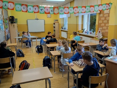 Alt="Zdjęcie przedstawia uczestników w Szkolnym Turnieju Szachowym w Zborowskiem."