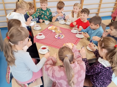 Alt="Zdjęcie przedstawia obchody Dnia Herbaty w SP w Zborowskiem."