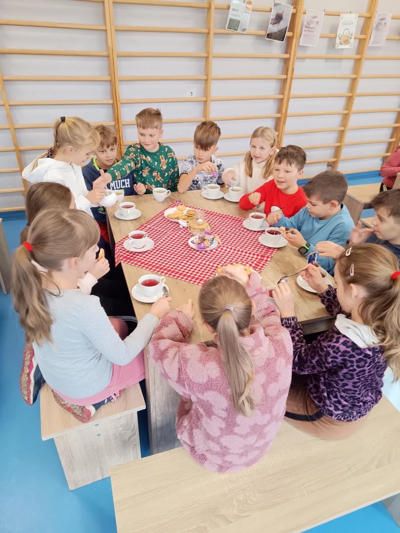 Alt="Zdjęcie przedstawia obchody Dnia Herbaty w SP w Zborowskiem."