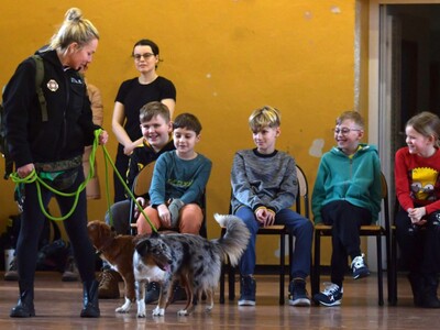 Alt="Zdjęcie przedstawia wizytę Grupy Poszukiwawczo-Ratowniczej OSP Solarnia w szkole w Ciasnej."