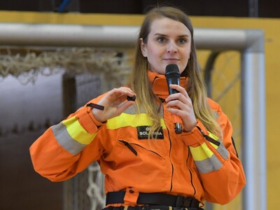 Alt="Zdjęcie przedstawia wizytę Grupy Poszukiwawczo-Ratowniczej OSP Solarnia w szkole w Ciasnej."