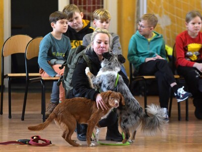 Alt="Zdjęcie przedstawia wizytę Grupy Poszukiwawczo-Ratowniczej OSP Solarnia w szkole w Ciasnej."