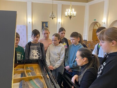 Alt="Zdjęcie przedstawia wyjazd edukacyjny „Bliżej sztuki i kultury” w SP Ciasna"