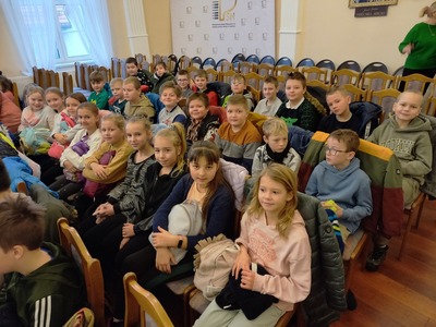 Alt="Zdjęcie przedstawia  udział w  wyjazdowej lekcji muzyki i wf-u uczniów ze szkoły w Ciasnej."