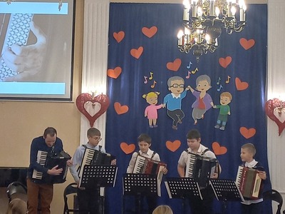 Alt="Zdjęcie przedstawia  udział w  wyjazdowej lekcji muzyki i wf-u uczniów ze szkoły w Ciasnej."