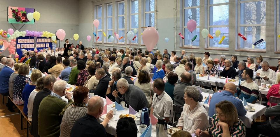 Alt="Zdjęcie przedstawia obchody Dnia Babci i Dziadka w Przedszkolu w Sierakowie Śląskim."