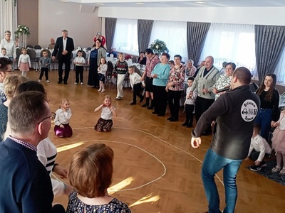 Alt="Zdjęcia przedstawiają obchody Dn9ia Babci i Dziadka w Przedszkolu w Zborowskiem."
