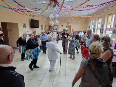 Alt="Zdjęcie przedstawia bal karnawałowy w DDS+ w Panoszowie."