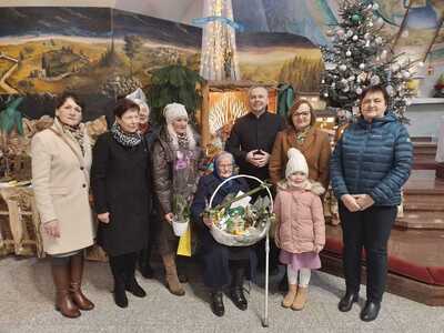 Alt="Zdjęcie przedstawia składanie życzeń najstarszej mieszkance gminy."