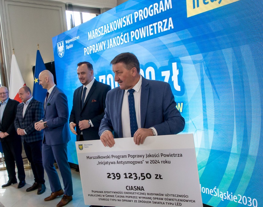 Inicjatywa Antysmogowa - odebranie dotacji Wójt Gminy Ciasna Zdzisław Kulej