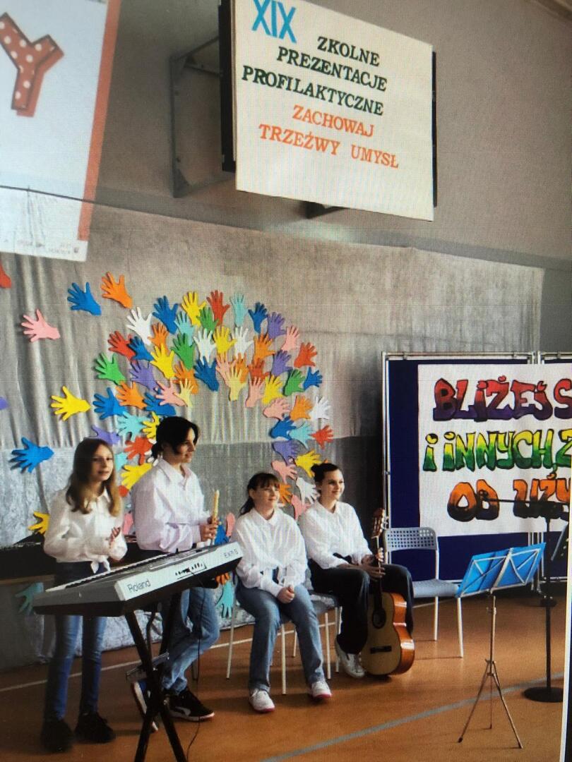 Alt="Zdjęcie przedstawia XIX szkolne prezentacje profilaktyczne w ramach kampanii „Zachowaj Trzeźwy Umysł”, w Sierakowie Śląskim."