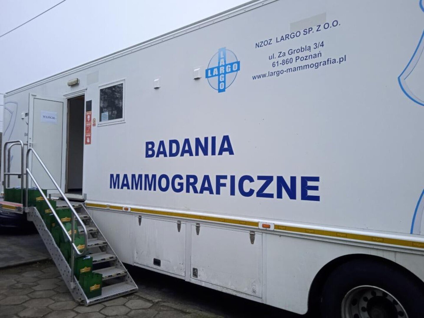 Zdjęcie przedstawia wejście do mobilnej stacji badań mammograficznych