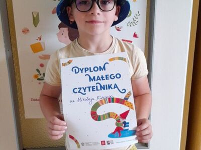 Alt="Zdjęcie przedstawia uczestniczkę akcji Mała Książka-Wielki Człowiek."