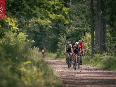 Alt="Zdjęcie przestawia wyścig rowerowy "Ciasne Szutry" 2024. Zdjęcia - Kowal na kole."