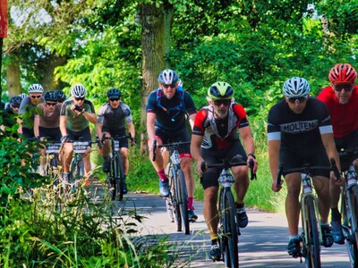 Alt="Zdjęcie przestawia wyścig rowerowy "Ciasne Szutry" 2024. Zdjęcia - Kowal na kole."
