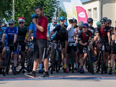 Alt="Zdjęcie przestawia wyścig rowerowy "Ciasne Szutry" 2024. Zdjęcia - Kowal na kole."