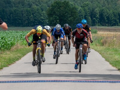 Alt="Zdjęcie przestawia wyścig rowerowy "Ciasne Szutry" 2024. Zdjęcia - Kowal na kole."