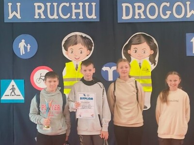 Alt="Zdjęcie przedstawia uczniów Gminy Ciasna, laureatów Powiatowego Turnieju Bezpieczeństwa w Ruchu Drogowym."