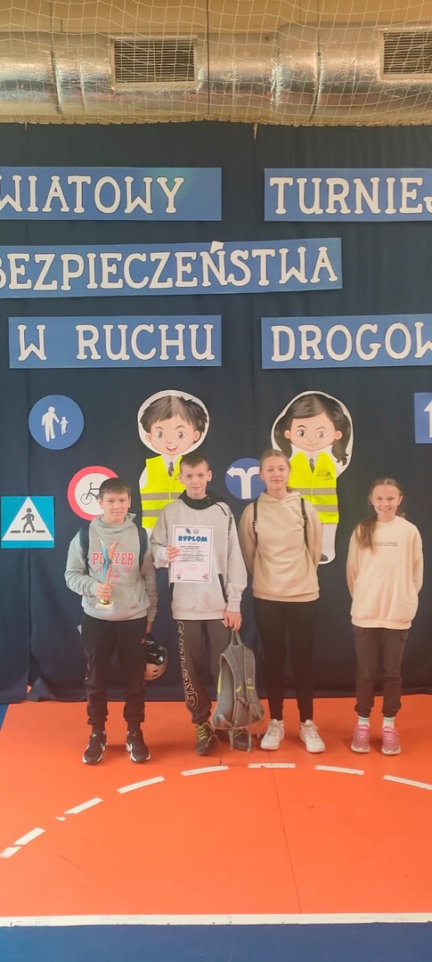 Alt="Zdjęcie przedstawia uczniów Gminy Ciasna, laureatów Powiatowego Turnieju Bezpieczeństwa w Ruchu Drogowym."
