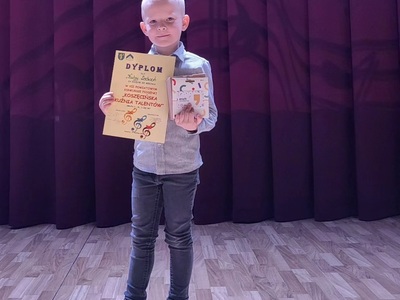 Alt="Zdjęcie przedstawia Jakuba Ledwonia podczas konkursu "Koszęcińska Kuźnia Talentów”."