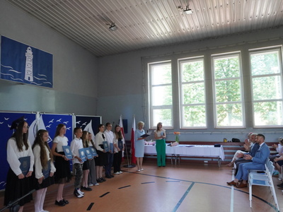 Alt="Zdjęcie przedstawia uroczyste zakończenie roku szkolnego w SP Sieraków Śląski."