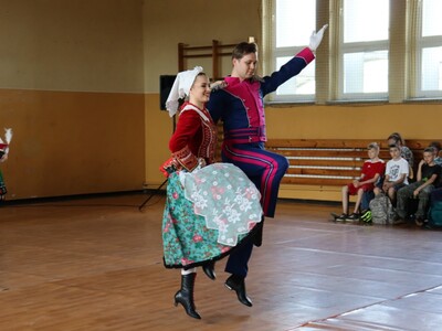 Alt="Pokaz Zespołu Pieśni i Tańca "Śląsk" w SP Ciasna."