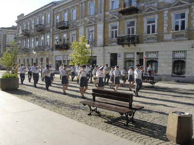 Alt="Zdjęcie przedstawia Gminną Orkiestrę Dętą w Ciasnej podczas Konkursu Orkiestr Dętych w Radomiu."