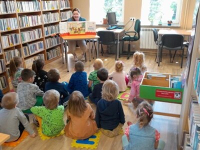 Alt="Zdjęcie przedstawia zajęcia podczas Tygodnia Bibliotek zorganizowane w Gminnej Bibliotece Publicznej w Ciasnej oraz jej filiach."