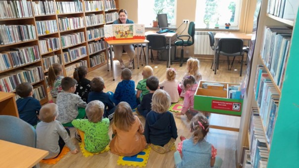 Alt="Zdjęcie przedstawia zajęcia podczas Tygodnia Bibliotek zorganizowane w Gminnej Bibliotece Publicznej w Ciasnej oraz jej filiach."