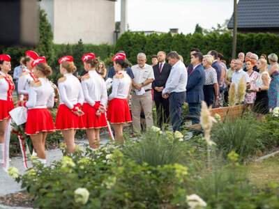 Alt="Zdjęcie przedstawia odsłonięcie Pomnika Wolności w Glinicy."