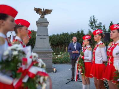 Alt="Zdjęcie przedstawia odsłonięcie Pomnika Wolności w Glinicy."