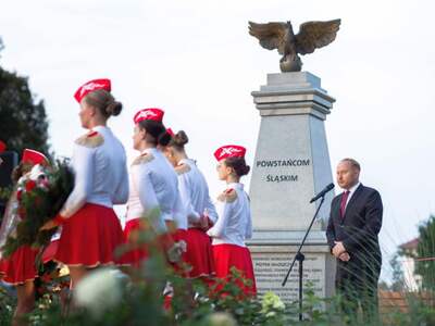 Alt="Zdjęcie przedstawia odsłonięcie Pomnika Wolności w Glinicy."