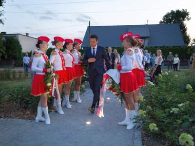 Alt="Zdjęcie przedstawia odsłonięcie Pomnika Wolności w Glinicy."