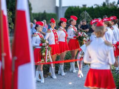 Alt="Zdjęcie przedstawia odsłonięcie Pomnika Wolności w Glinicy."
