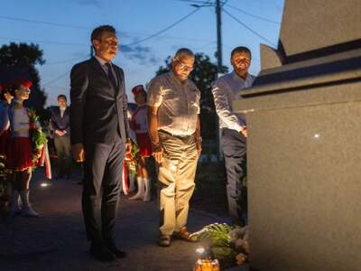 Alt="Zdjęcie przedstawia odsłonięcie Pomnika Wolności w Glinicy."