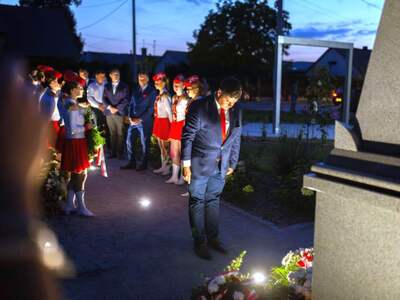 Alt="Zdjęcie przedstawia odsłonięcie Pomnika Wolności w Glinicy."