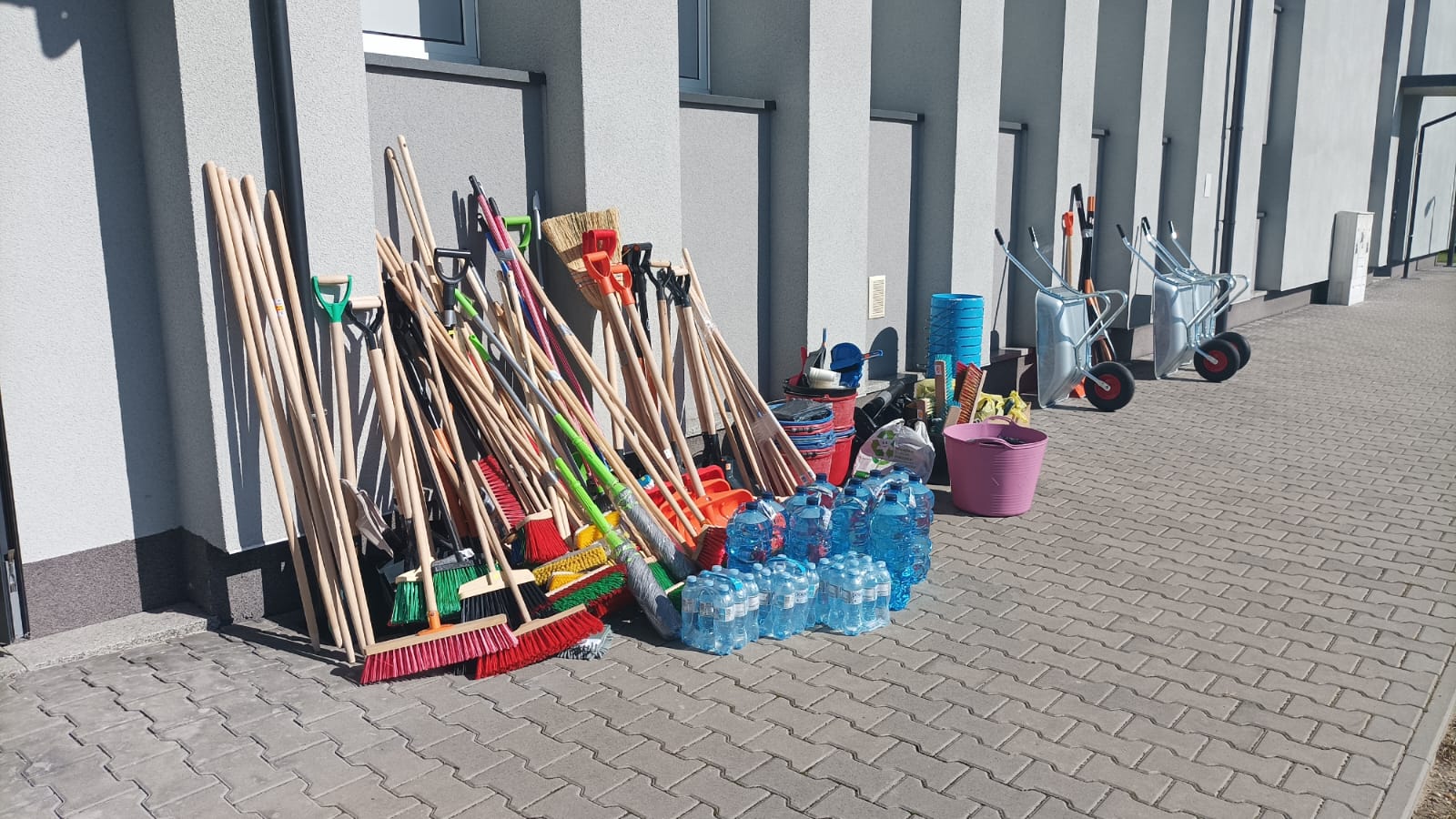 Alt="Zdjęcie przedstawia pomoc zebraną dla powodzian."