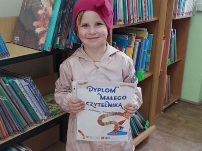 Ale="Zdjęcie przedstawia Michalinę. Małą Czytelniczkę, która otrzymała dyplom w ramach akcji ,,Mała książka - wielki człowiek"."