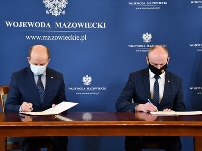 Wojewoda Konstanty Radziwiłł podpisuje umowę z Panem Ireneuszem Szymczakiem, Wójtem Gminy Pniewy.