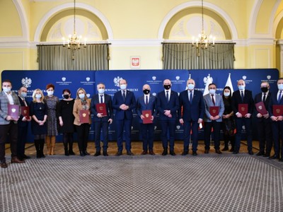 Wspólne zdjęcie Wojewody Konstantego Radziwiłła z beneficjentami Funduszu Rozwoju Przewozów Autobusowych z regionu radomskiego.