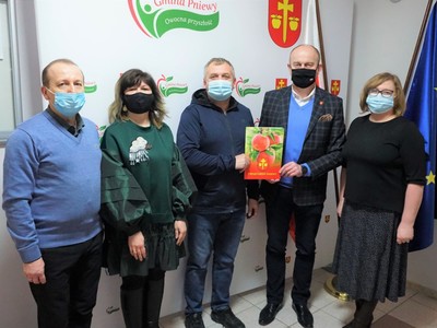 Zdjęcie z podpisania umowy.