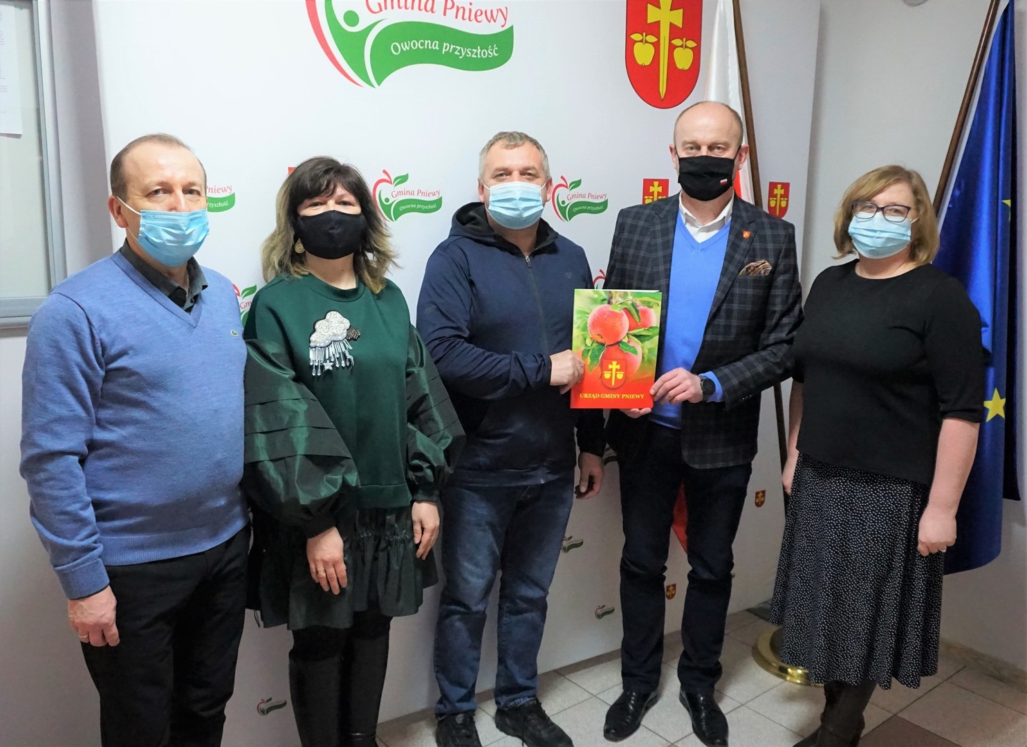 Zdjęcie z podpisania umowy.