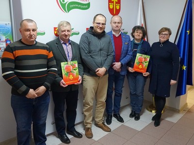 Wójt Gminy Pniewy z osobami uczestniczącymi w podpisaniu umowy