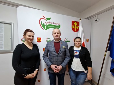 Od lewej: Katarzyna Kotańska, Wójt Gminy Pniewy Ireneusz Szymczak, Kierownik biblioteki Julia Janda-Wilk