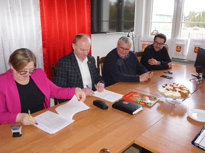Podpisanie umowy na przebudowę drogi w Woli Pniewskiej