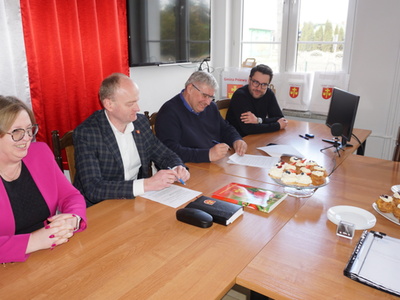 Podpisanie umowy na przebudowę drogi w Woli Pniewskiej