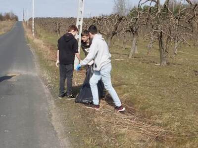 Sprzątanie w PSP w Jeziorze