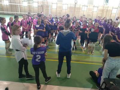 Drużyna siatkarska z PSP Kruszew na rozgrywkach w Radomiu