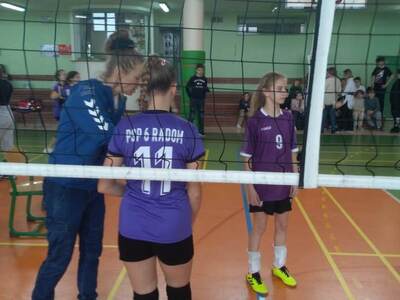 Drużyna siatkarska z PSP Kruszew na rozgrywkach w Radomiu